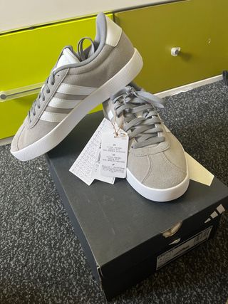 Zapatillas Adidas Grises y Blancas