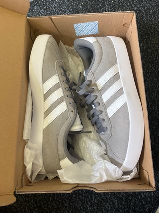 Zapatillas Adidas Grises y Blancas