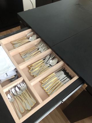 Mesa de comedor de madera negra