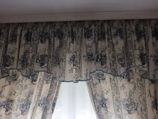 Cortinas blancas con flores azules, hechas a mano