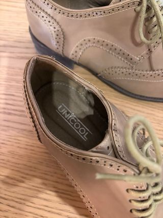 Mocasines Beige con Cordones y Detalles