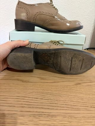 Mocasines Beige con Cordones y Detalles