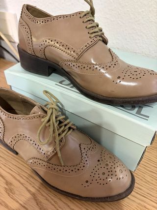 Mocasines Beige con Cordones y Detalles