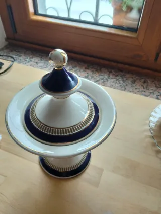 Bombonera de porcelana azul y dorada.