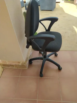Silla de oficina negra