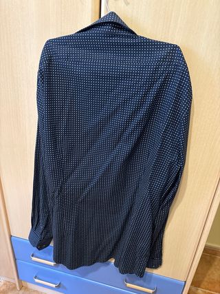 Camisa azul con puntos blancos