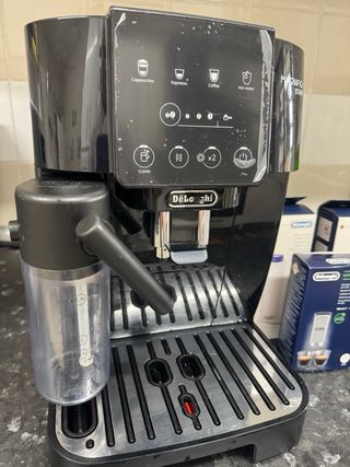 Cafetera DeLonghi Magnifica Start Negra.