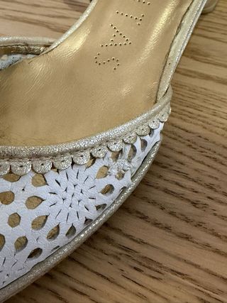 Zapatos Hispanitas dorados y blancos