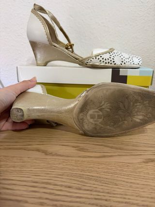 Zapatos Hispanitas dorados y blancos