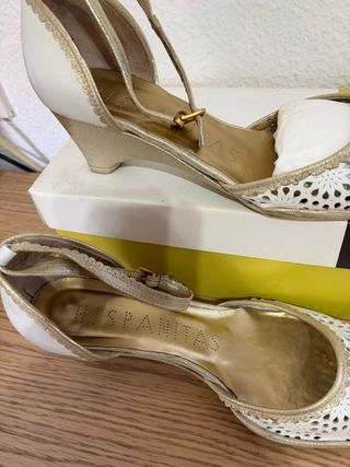 Zapatos Hispanitas dorados y blancos