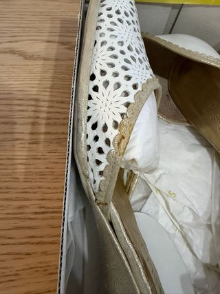 Zapatos Hispanitas dorados y blancos