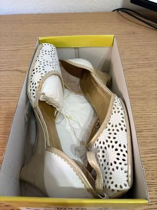 Zapatos Hispanitas dorados y blancos