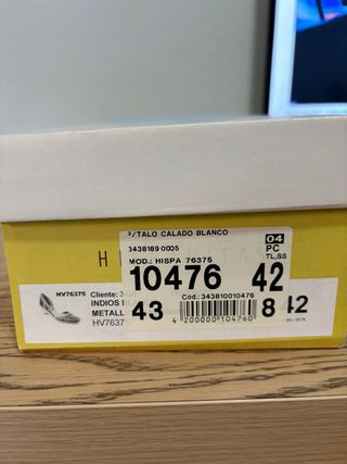 Zapatos Hispanitas dorados y blancos