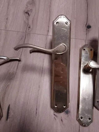 Manillas de puerta doradas