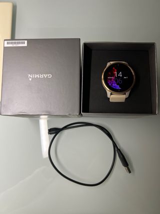 Reloj Garmin Venu Beige y Dorado