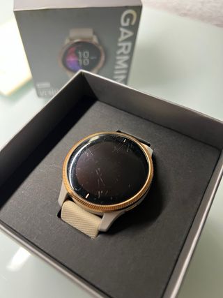 Reloj Garmin Venu Beige y Dorado