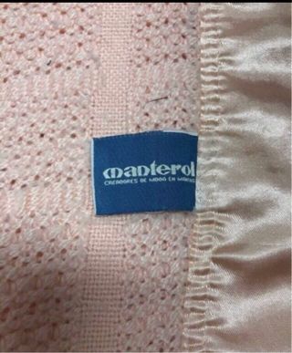 Manta grande rosa con borde de satén