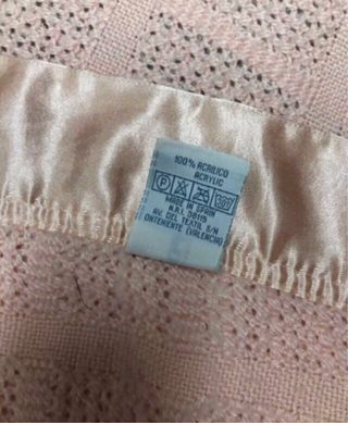 Manta grande rosa con borde de satén