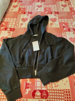 Jersey gris crop top con capucha