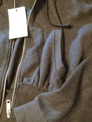 Jersey gris crop top con capucha