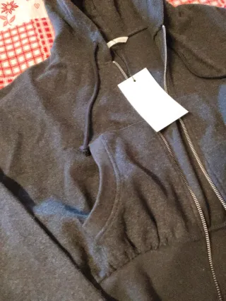 Jersey gris crop top con capucha