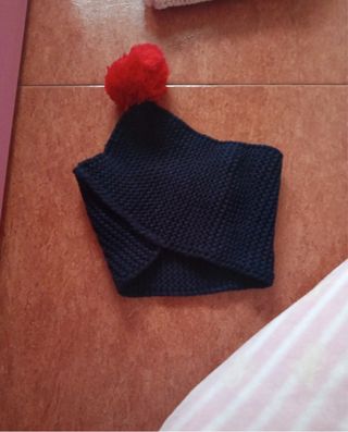Bufanda infantil azul con pompón rojo