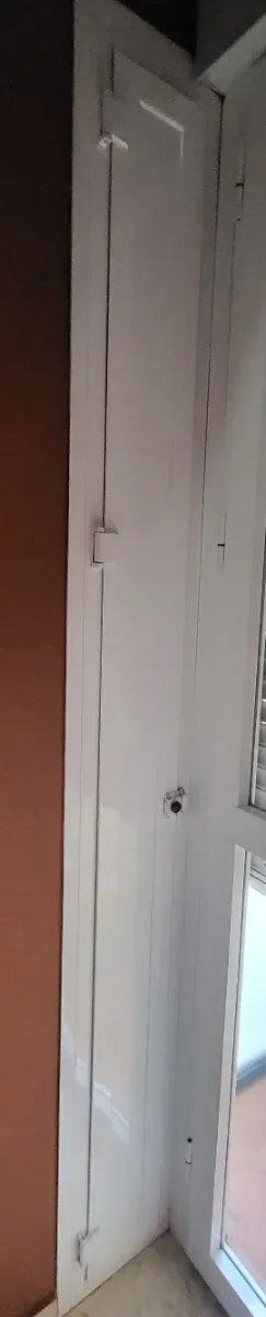 Ventanas con persianas y mosquiteras