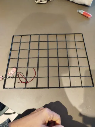 Distribuidor de pared de metal negro