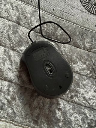 Ratón de ordenador negro.