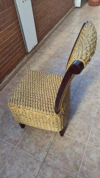 Sillas rústicas salón mimbre y madera