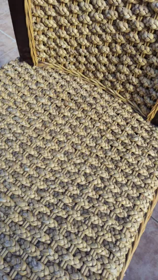 Sillas rústicas salón mimbre y madera