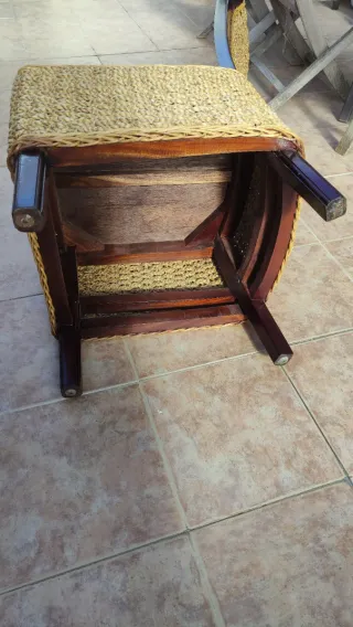 Sillas rústicas salón mimbre y madera