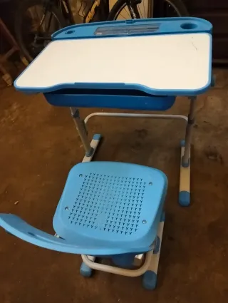 Escritorio y silla infantil azul