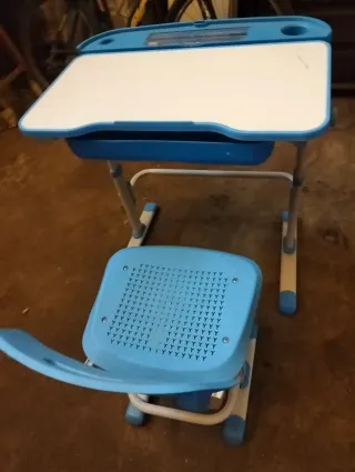 Escritorio y silla infantil azul