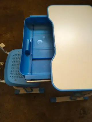 Escritorio y silla infantil azul