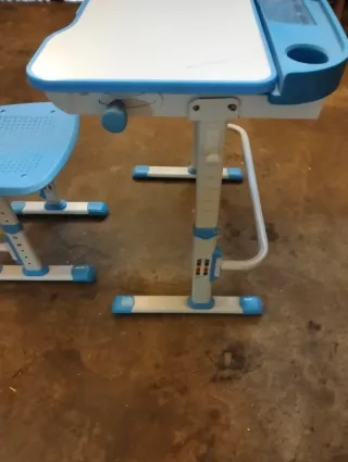 Escritorio y silla infantil azul