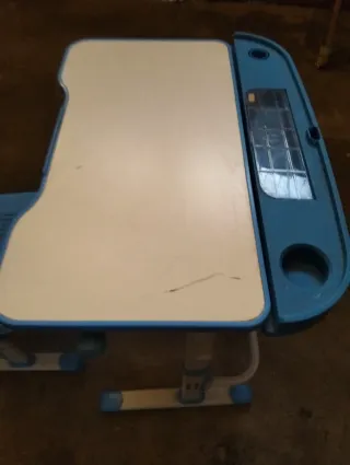 Escritorio y silla infantil azul