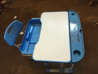 Escritorio y silla infantil azul
