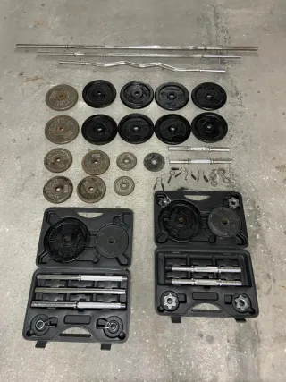 Pesas, barras y mancuernas para entrenar en casa.