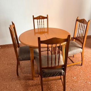 Mesa redonda y 4 sillas de madera