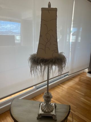 Lámpara de mesa plata con plumas