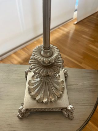 Lámpara de mesa plata con plumas