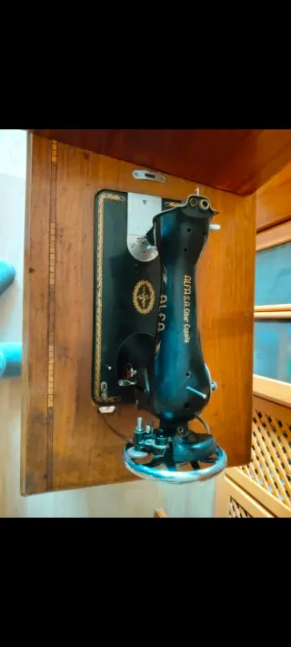 Máquina de coser antigua Alfa