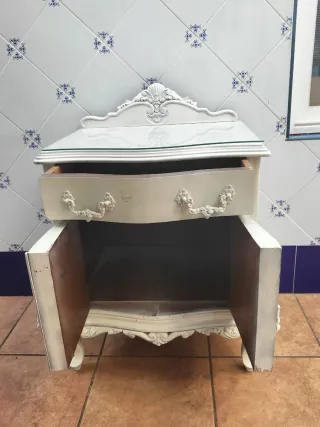 Testata e 2 comodini antichi