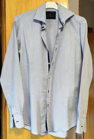 Camisa azul de puntos finos