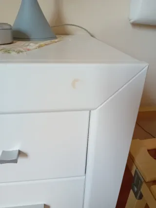 Mesita de noche blanca moderna