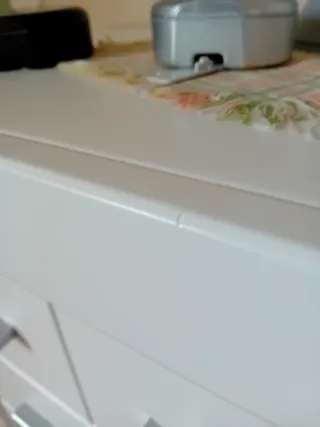 Mesita de noche blanca moderna