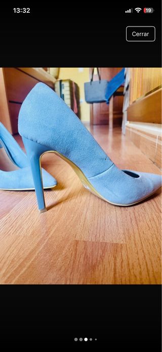Zapatos de tacón azul cielo
