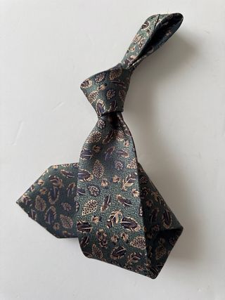 Corbata de seda con estampado de plumas