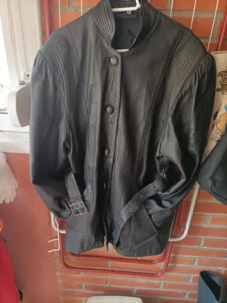 Cazadora Piel Negra T.42 + Pañuelo Rosa